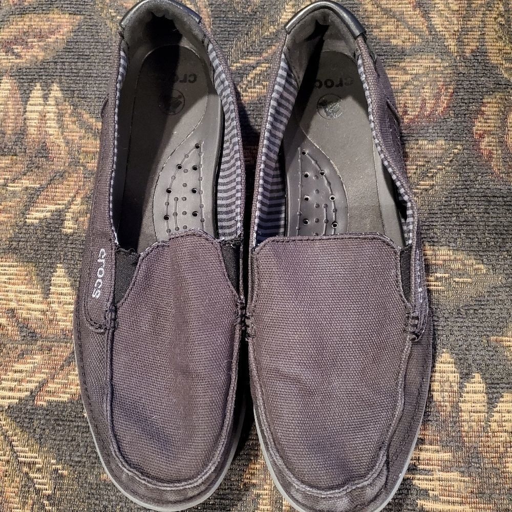 Crocs Women’s Walu Canvas Loafer- Size 9